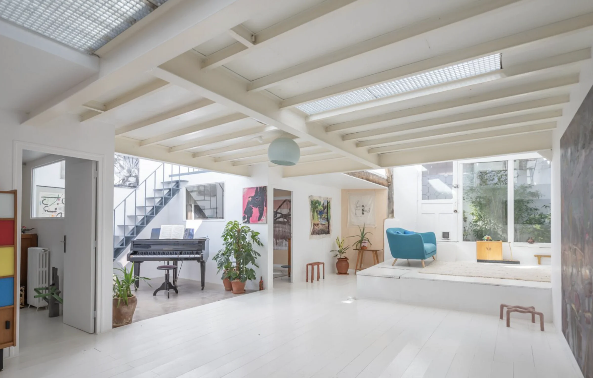 Loft blanc baigné de lumière dans une ancienne fabrique · 02