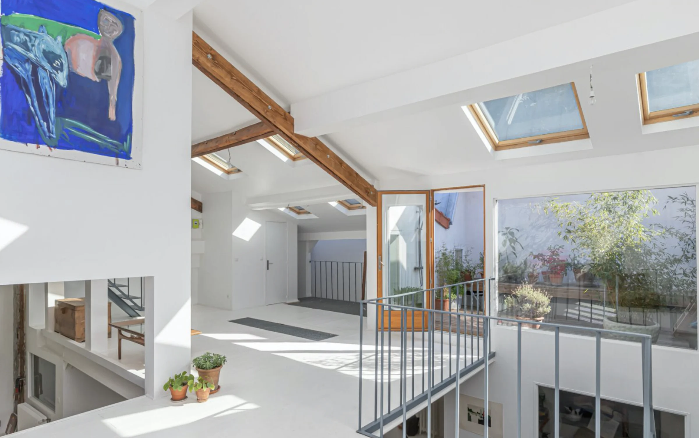 Loft blanc baigné de lumière dans une ancienne fabrique · 04