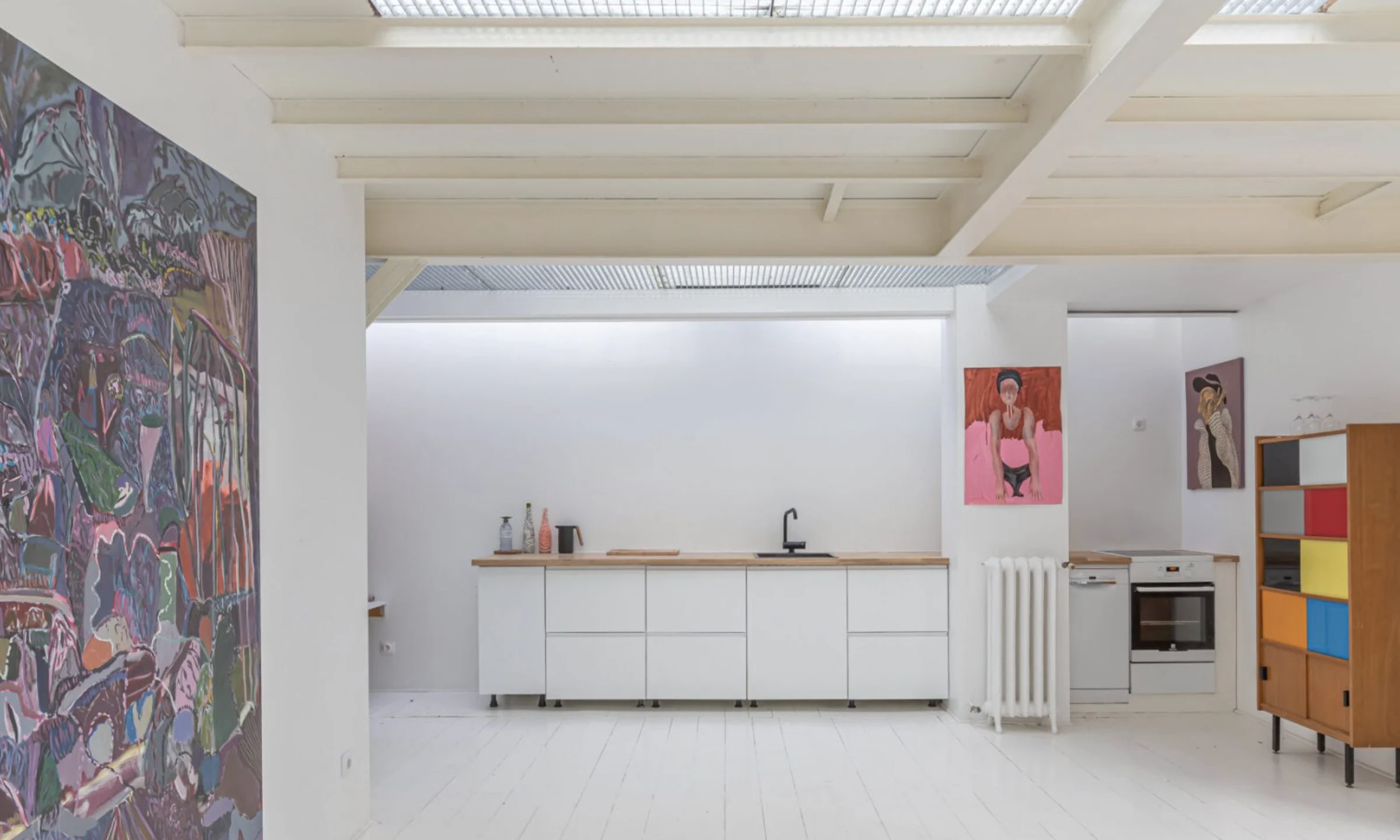 Loft blanc baigné de lumière dans une ancienne fabrique · 06