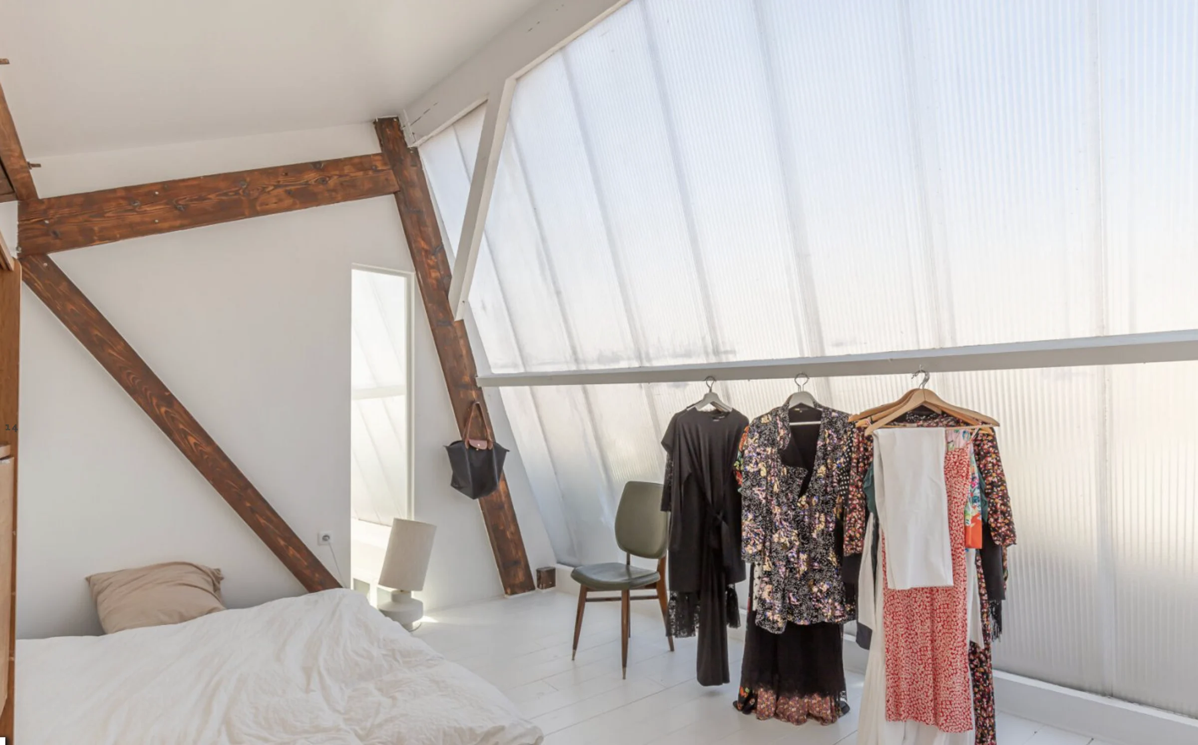 Loft blanc baigné de lumière dans une ancienne fabrique · 07