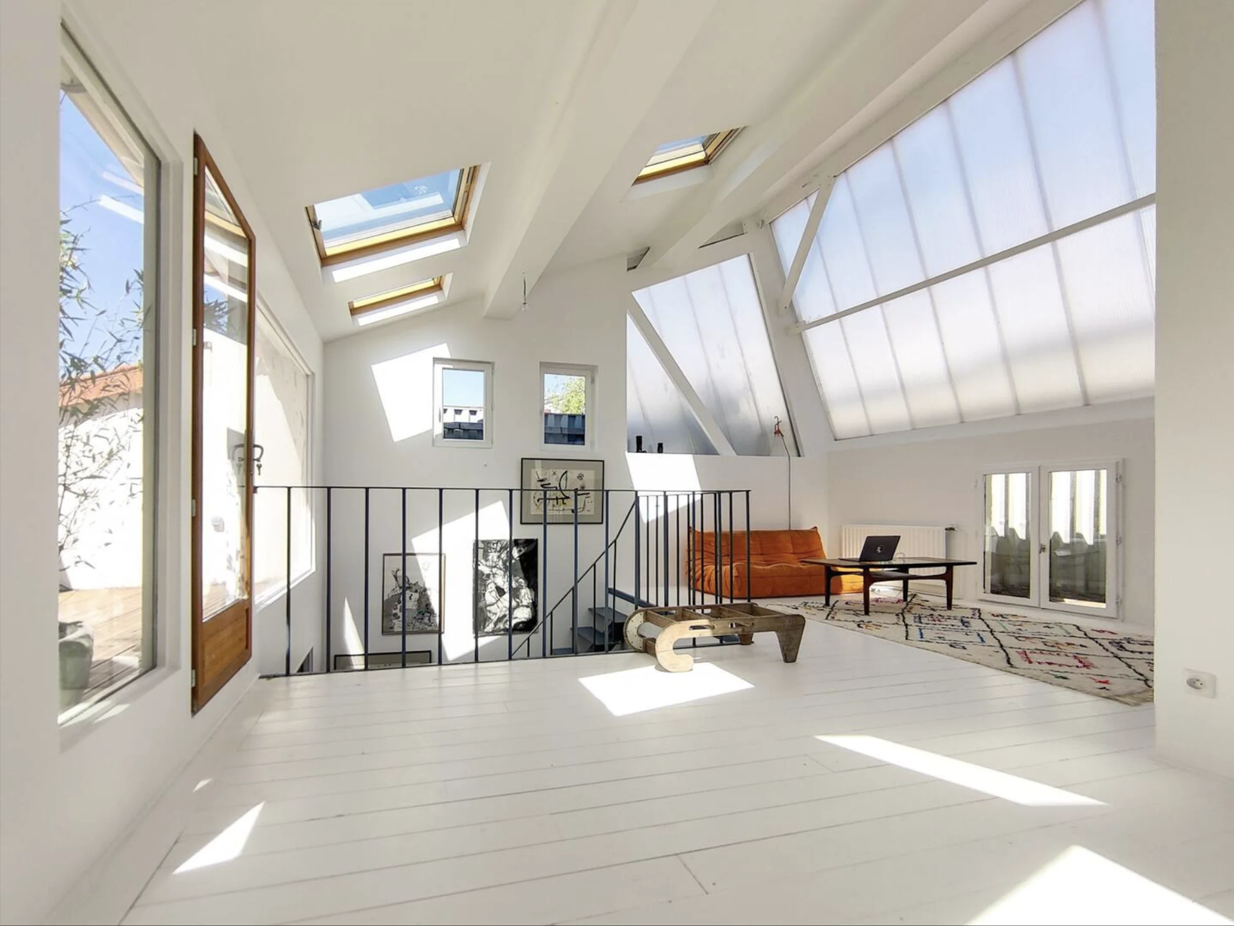 Loft blanc baigné de lumière dans une ancienne fabrique · 09