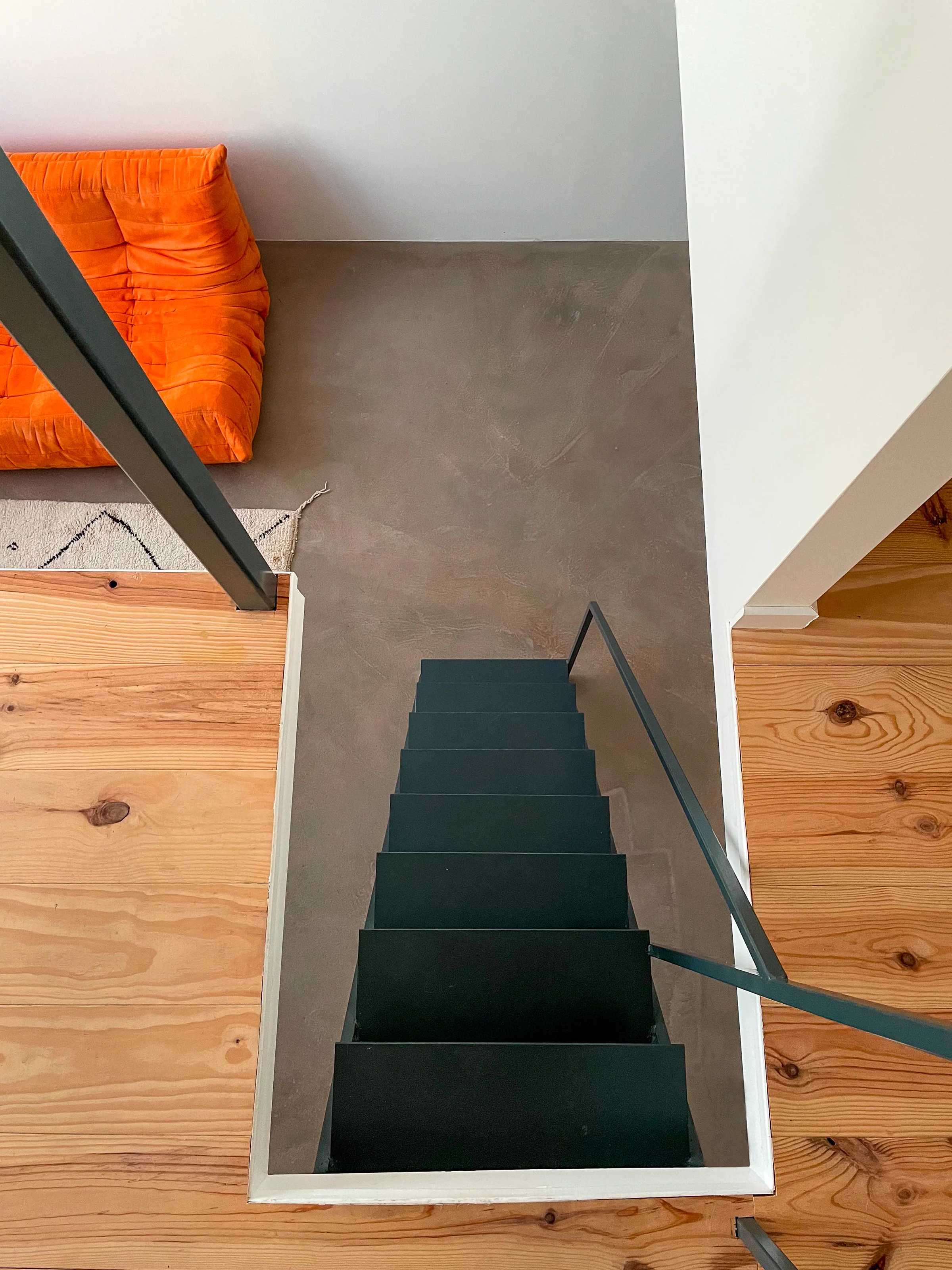 Mini loft avec grande verrière en acier · 02