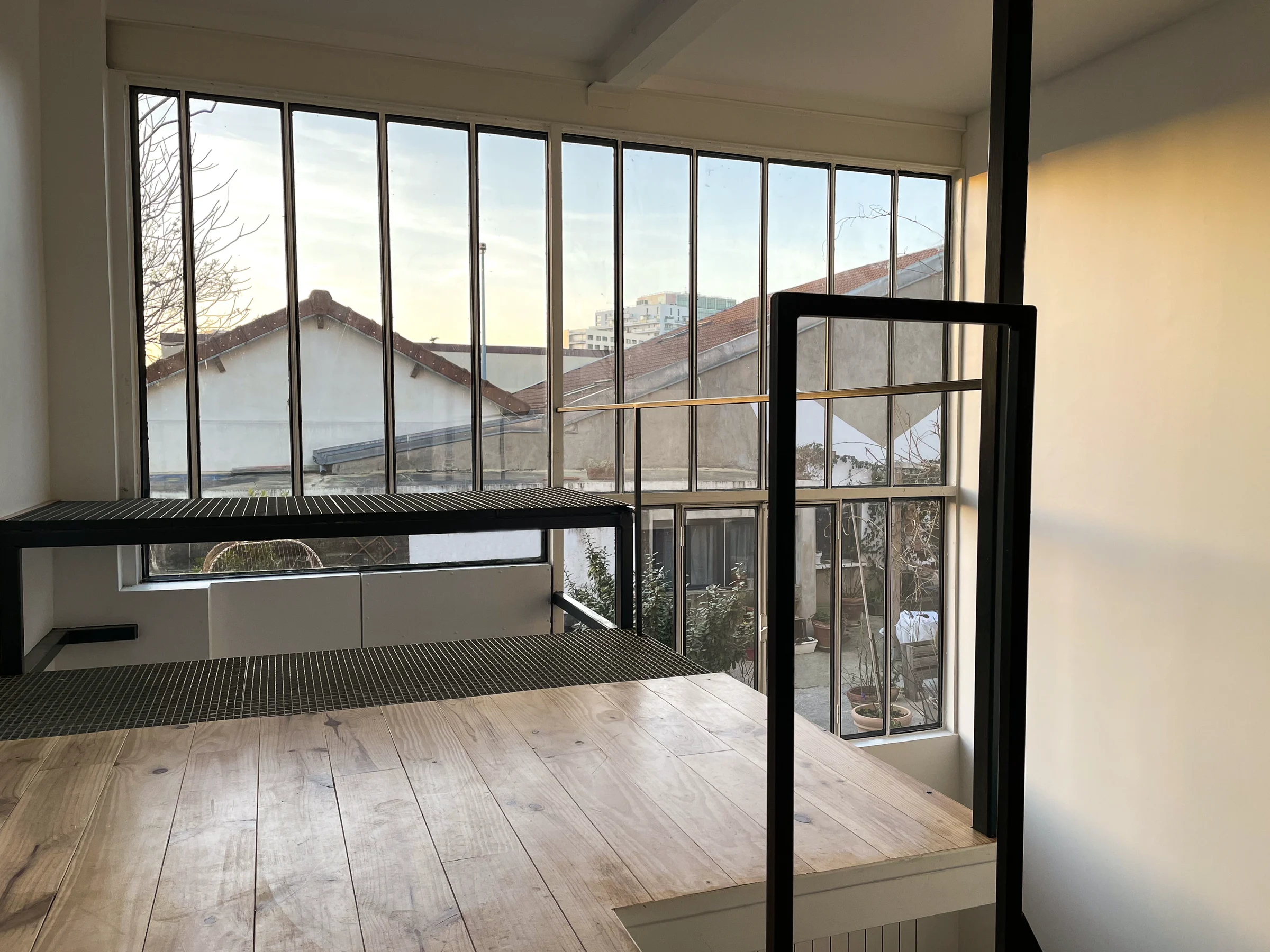 Mini loft avec grande verrière en acier · 03