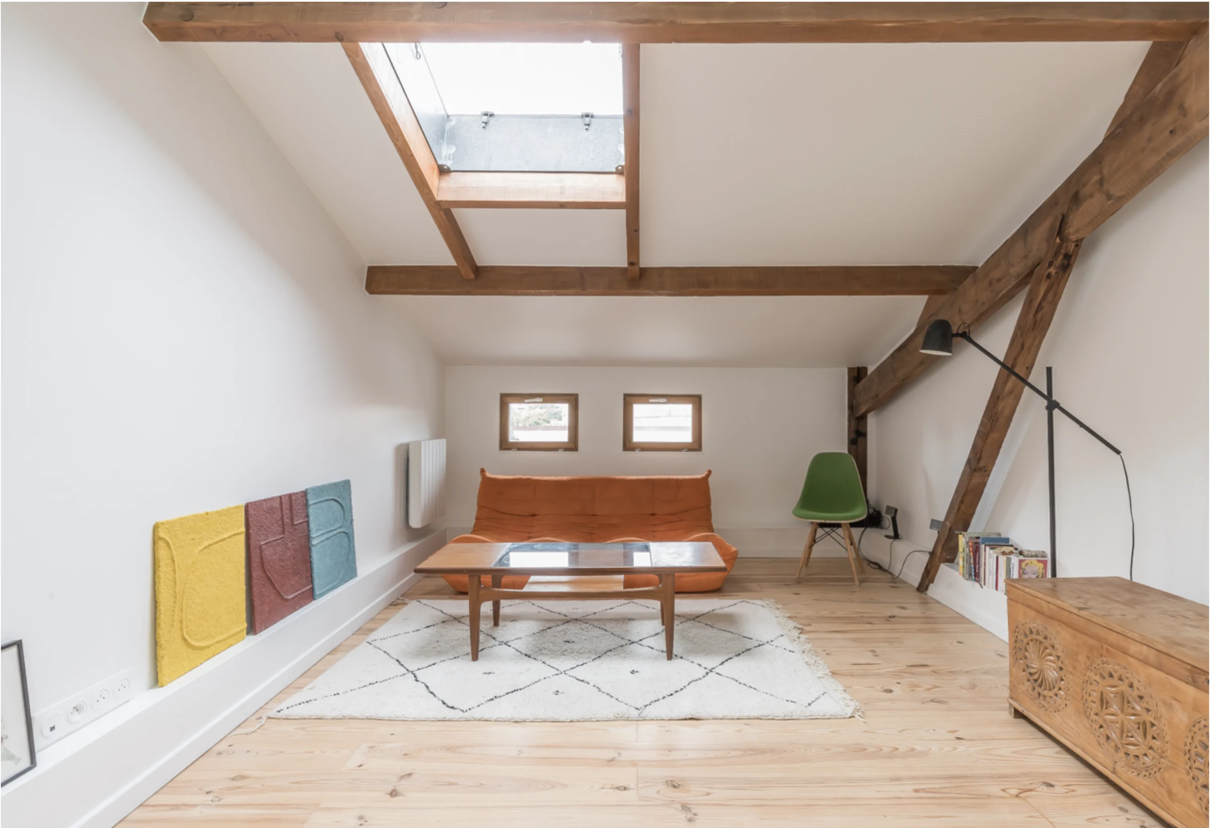 Attic studio with timber beams and mezzanine · 02