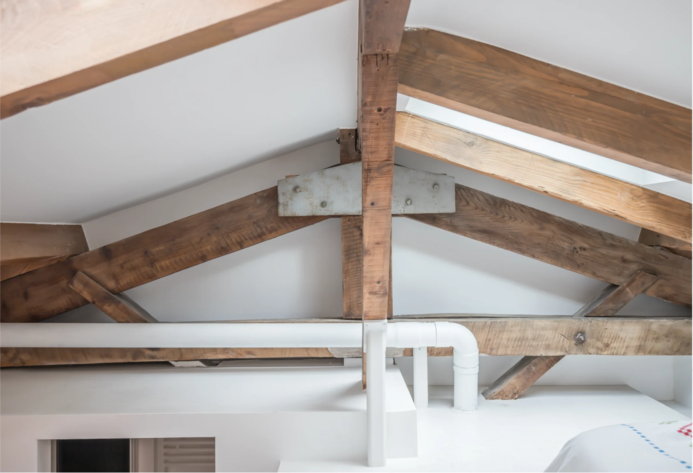 Attic studio with timber beams and mezzanine · 06